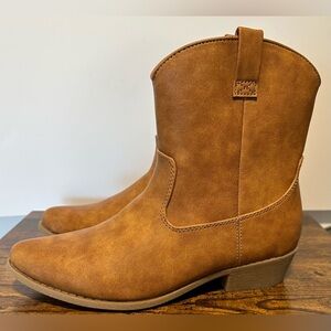 Arizona Women’s Cognac Meyer Flat Heel Cowboy Boots NWT Size 7